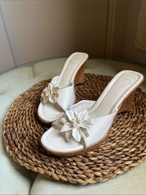 Vintage-Style Fioni White Foral Appliqué Wedge Heel Slides Size 7.5 Like New